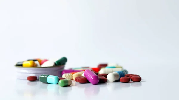 Medicamentos Tampa Garrafa Pílulas Coloridas Comprimidos Cápsulas Isoladas Fundo Branco — Fotografia de Stock