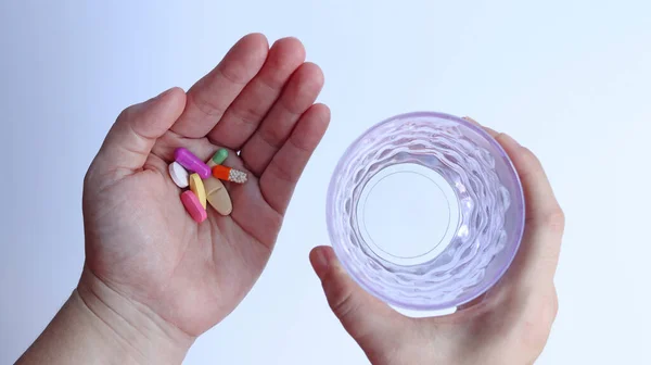 Pacjentka Posiada Leki Kolorowymi Tabletkami Tabletkami Kapsułkami Szklanką Wody Rękach — Zdjęcie stockowe