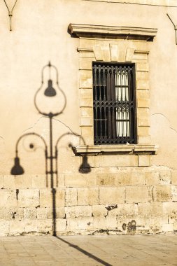 Bir klasik siyah sokak lâmbası direği bir bina eski şehir tarihi şehir Siracusa Sicilya, İtalya Piazza Duomo gölgesi