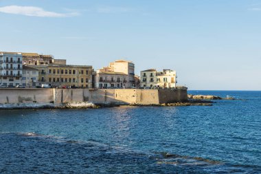 Denizin tarihi şehir Siracusa Sicilya, İtalya'nın eski şehir yanındaki mesire