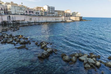 Denizin tarihi şehir Siracusa Sicilya, İtalya'nın eski şehir yanındaki mesire