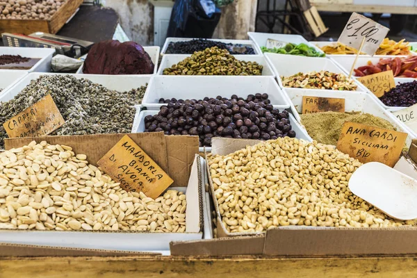 Kurutulmuş meyve ve baharat dükkanda bir bit pazarı Eski Şehir tarihi şehir Siracusa Sicilya, İtalya
