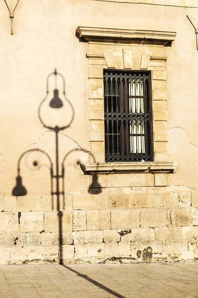 Bir klasik siyah sokak lâmbası direği bir bina eski şehir tarihi şehir Siracusa Sicilya, İtalya Piazza Duomo gölgesi