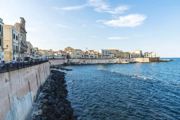 Siracusa Italien August 2017 Promenade Meer Mit Menschen Der Altstadt — Stockfoto