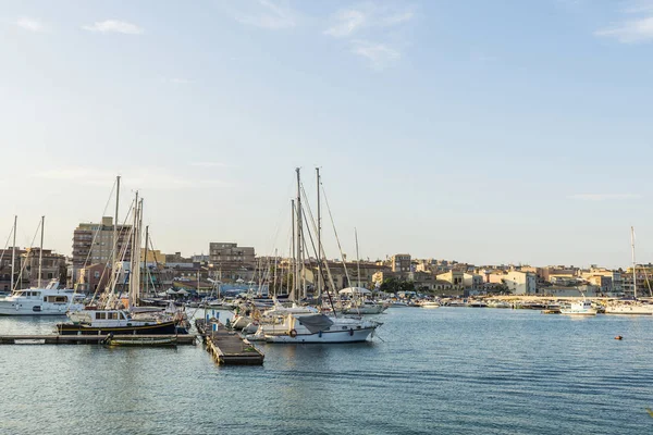 在意大利西西里岛的锡拉库萨停泊在海滨的轮船 游艇和帆船 — 图库照片