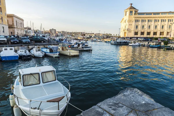 Barche Pesca Diporto Attraccate Presso Porticciolo Turistico Con Edifici Classici — Foto Stock