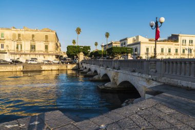 Siracusa, İtalya - 17 Ağustos 2017: klasik bina ve çevresinde insanlarda tarihi şehir Siracusa Sicilya, İtalya ile marina yanında Syracuse ve Ortigia bağlayan eski köprü