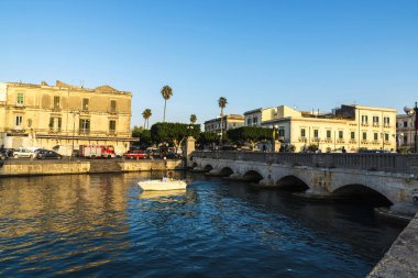 Siracusa, İtalya - 17 Ağustos 2017: yanında bir tekne yelken adam eski o Syracuse ve Ortigia klasik bina ve çevresinde insanlar Siracusa Sicilya, İtalya Marina ile köprülerini