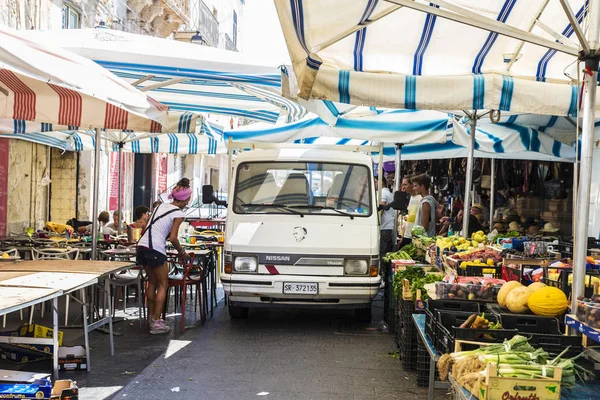 Siracusa Italia Agosto 2017 Van Pasando Entre Puestos Fruta Mercado — Foto de Stock