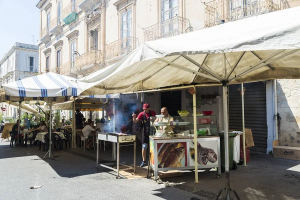 Siracusa Itálie Srpna 2017 Dva Kuchaři Vaření Ryb Terasu Restaurace — Stock fotografie