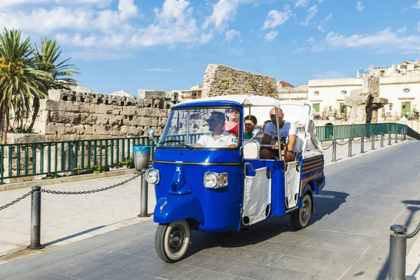 Siracusa Włochy Sierpnia 2017 Rodzina Trójkołowy Niebieski Marki Piaggio Obwodów — Zdjęcie stockowe