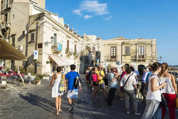 Siracusa Italia Agosto 2017 Calle Con Gente Alrededor Casco Antiguo — Foto de Stock