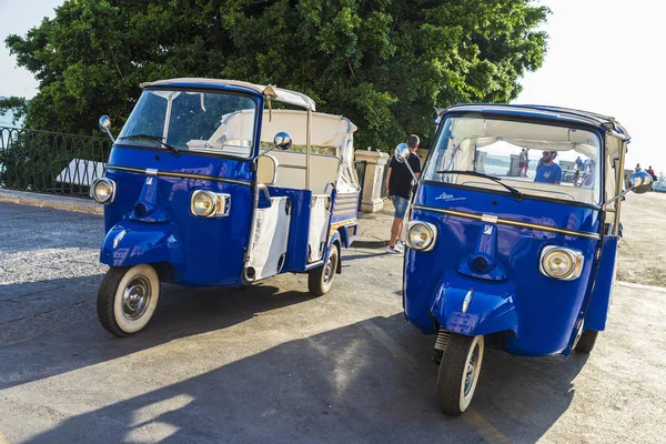 Syrakusa Italien Augusti 2017 Två Blå Trehjulingar Märket Piaggio Som — Stockfoto