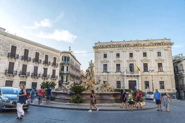 Siracusa Italia Agosto 2017 Fuente Diana Con Gente Alrededor Casco — Foto de Stock