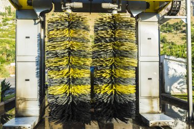 Sicilya, İtalya bir benzin istasyonunda bir otomatik çamaşır arabada silindir Toz bezleri döndürme