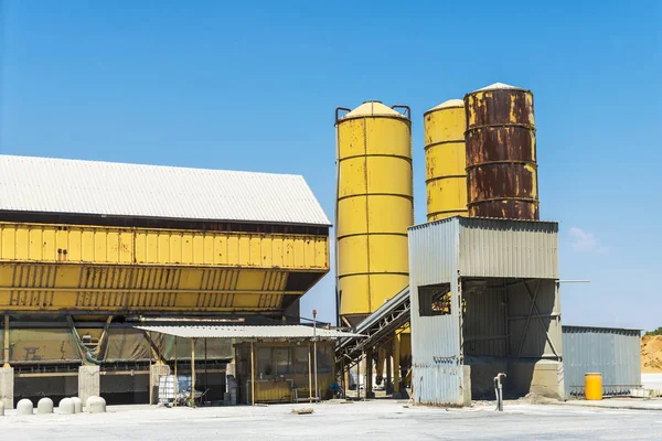 Gelbe Silos Einer Verlassenen Ölraffinerie Gela Besitz Der Ölgesellschaft Eni — Stockfoto