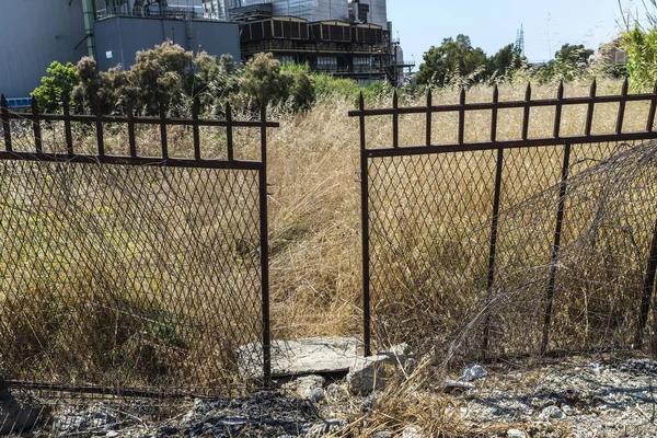 Rostiger Und Spitzer Metallzaun Eine Verlassene Ölraffinerie Gela Sizilien Italien — Stockfoto