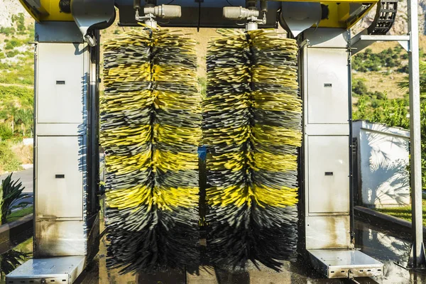 Sicilya, İtalya bir benzin istasyonunda bir otomatik çamaşır arabada silindir Toz bezleri döndürme