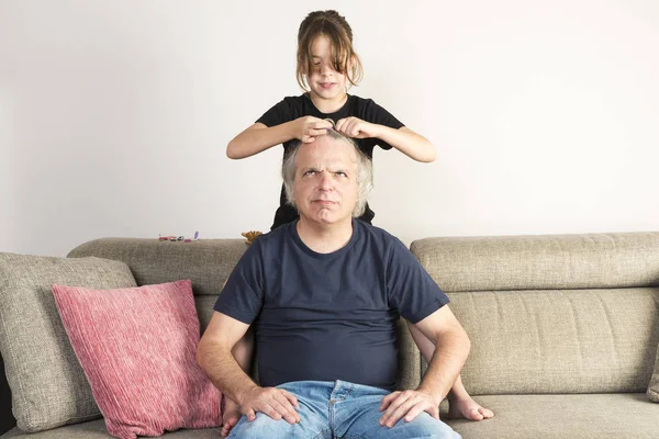 Ragazzina Pettinando Facendo Trecce Trecce Suo Padre Sul Divano Casa — Foto Stock