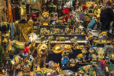 Barcelona, İspanya - 20 Eylül 2017: Müşteriler hayvan ve insanlarda Barcelona, Katalonya, İspanya Ghotic dörtte soyut rakamları ile bir Hediyelik eşya dükkanında