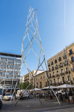 Barcelona, İspanya - 20 Eylül 2017: Homenatge als Castellers, dört bir yanındaki insanlarla Barcelona, Katalonya, İspanya Ghotic çeyreğinde bir paslanmaz çelik yapı oluşturduğu kavramsal bir heykel oldu