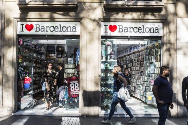 Barcelona, İspanya - 20 Eylül 2017: Hediyelik eşya dükkanı Les Ramblas'a, Barcelona, Katalonya, İspanya içinde dolaşan insanlar ile