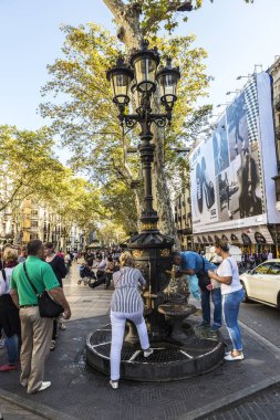Barcelona, İspanya - 20 Eylül 2017: Yazı tipi de Canaletes, süslü Çeşme lamba sonrası tarafından dört bir yanındaki insanlarla Les Ramblas'a, Katalonya, Barselona da taç