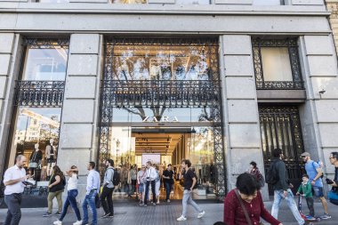 Barcelona, İspanya - 20 Eylül 2017: Zara dükkanı dört bir yanındaki insanlarla Catalonia, İspanya Barcelona merkezi