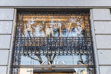 Barcelona, İspanya - 20 Eylül 2017: Zara dükkanı Catalonia, İspanya Barcelona merkezi