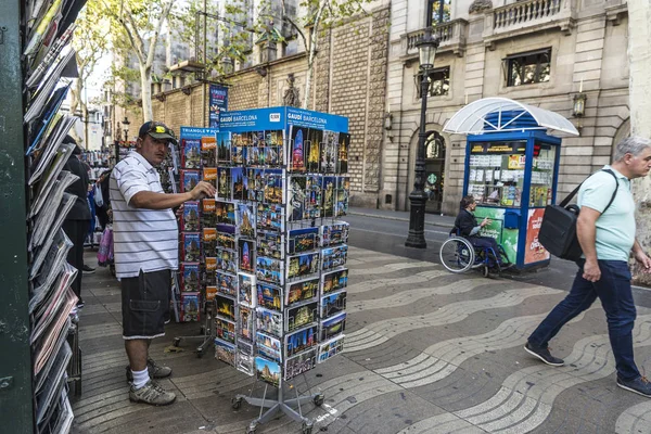 Barcelona España Septiembre 2017 Turista Eligiendo Regalo Quiosco Típico Con — Foto de Stock