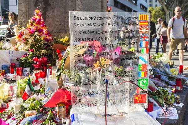 西班牙巴塞罗那 2017年9月20日 在加泰罗尼亚广场的几种语言中 在2017年8月17日发生的巴塞罗那爆炸案中 有15人丧生在西班牙加泰罗尼亚巴塞罗那 — 图库照片