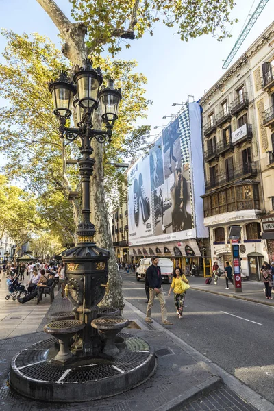 Barcelona Španělsko Září 2017 Font Canaletes Zdobené Kašna Vévodí Kandelábr — Stock fotografie
