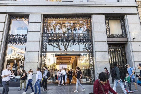 Барселона Испания Сентября 2017 Zara Shop People Center Barcelona Catalonia — стоковое фото