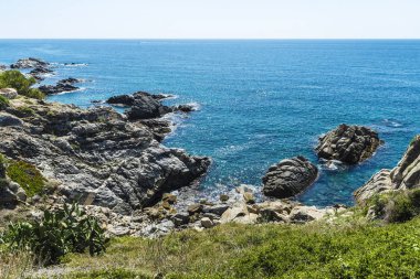 Cliffs Costa Brava, Girona, Katalonya, İspanya içinde kristal berraklığında su ile