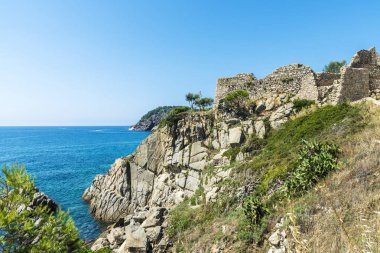 Şapel, Sant Esteve (Saint Stephen) yanındaki kayalıklardan Costa Brava, Girona, Katalonya, İspanya