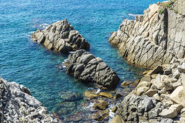 Cliffs Costa Brava, Girona, Katalonya, İspanya içinde kristal berraklığında su ile