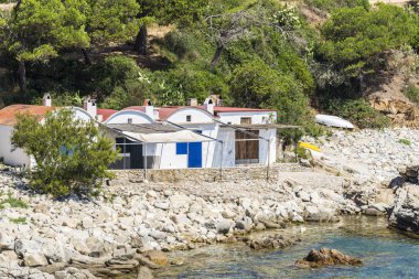Görünüm Alguer Beach teknelerle Costa Brava, Girona, Katalonya, İspanya
