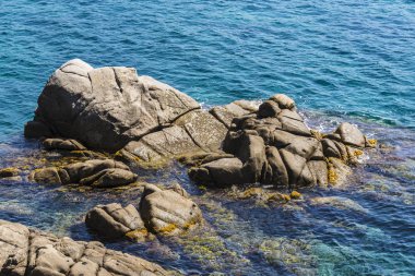 Cliffs Costa Brava, Girona, Katalonya, İspanya içinde kristal berraklığında su ile