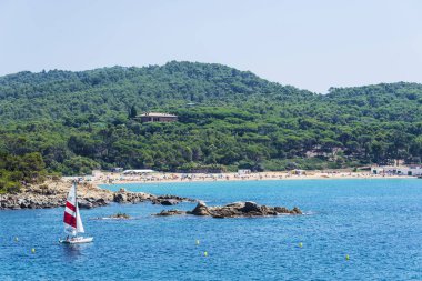 Girona, İspanya - 10 Temmuz 2017: Costa Brava, Girona, Katalonya, İspanya yelken yelkenli Castell görünümü plaj