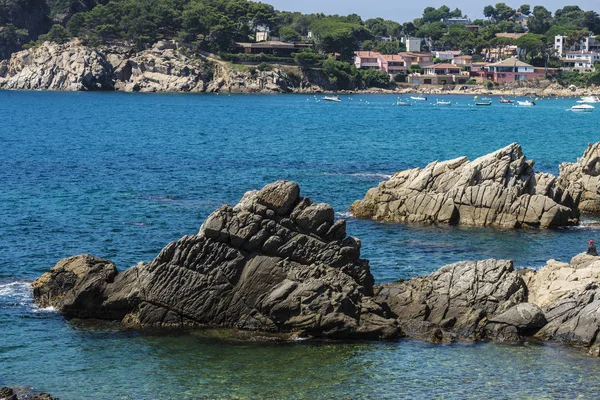 透明な水とコスタブラバ ジローナ カタルーニャ スペインの周りの人々と崖 — ストック写真
