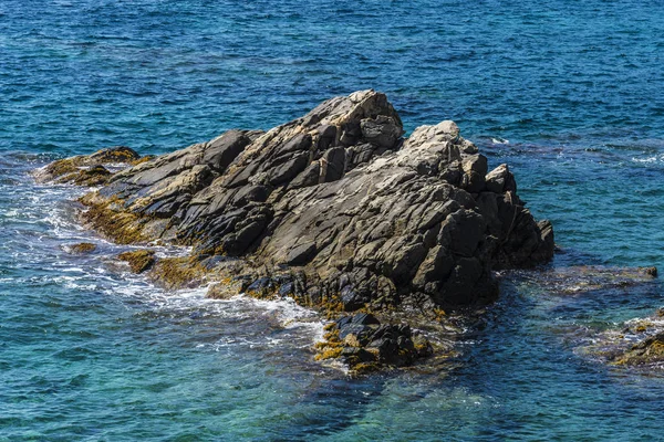 海岸上有水晶清水的悬崖 赫罗纳 加泰罗尼亚 西班牙 — 图库照片
