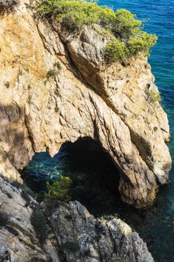 Palamos, Costa Brava, Girona, Catalonia, İspanya Akdeniz'in kristal berraklığında suları bir mağarada uçurumun