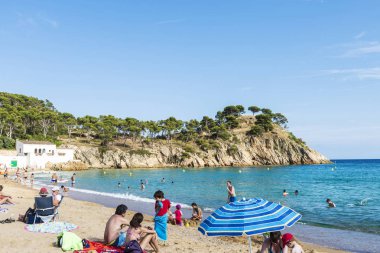 Palamos, İspanya - 11 Temmuz 2017: Castell beach banyo ve Palamos, Costa Brava, Girona, Catalonia, İspanya'da eğleniyor insanlarla