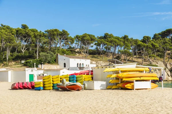 Mucchio Kayak Gialli Rossi Blu Barche Plastica Una Spiaggia Palamos — Foto Stock