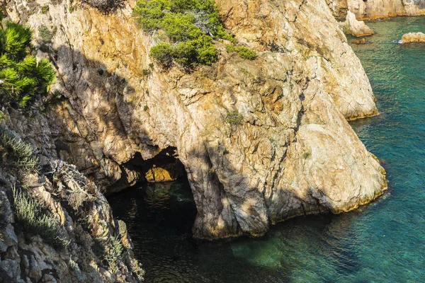 Cliff Com Uma Caverna Águas Cristalinas Mar Mediterrâneo Palamos Costa — Fotografia de Stock