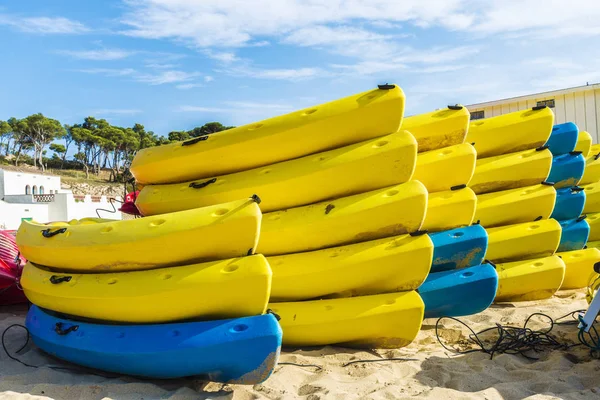 Sterty Żółty Niebieski Kajaki Łodzie Tworzywa Sztucznego Plaży Palamos Costa — Zdjęcie stockowe