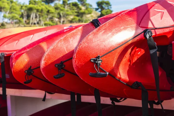 Heap Caiaques Vermelhos Barcos Plástico Uma Praia Costa Brava Girona — Fotografia de Stock