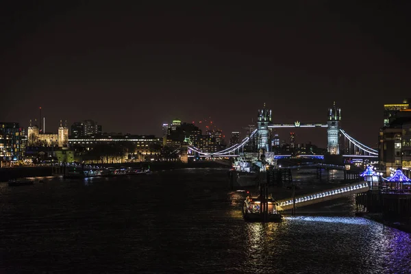 Tower Bridge Londra İngiltere'de arka planda ile Thames Nehri'nin gece görünümü  