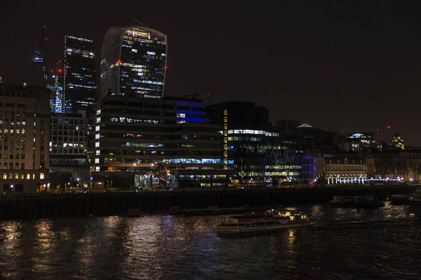 在伦敦 英国英国的背景下 一艘驶过泰晤士河的船只与金融区或城市的景色 — 图库照片