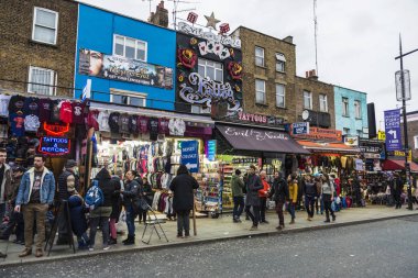 Londra, İngiltere - 31 Aralık 2017: Camden High Street, Camden Lock veya Camden Town Londra, İngiltere, Birleşik Krallık'taki moda mağazaları yürüyen insanlar